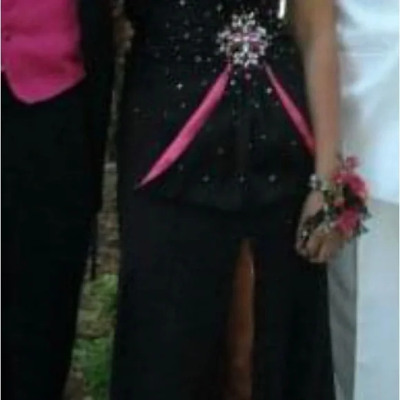 Tony Bowls black and pink formal dress. Size 6 but taken in as a 4 - Picture 4 of 4